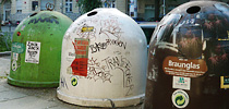 Affaldssortering i Berlin - containere til tre forskellige farver glas